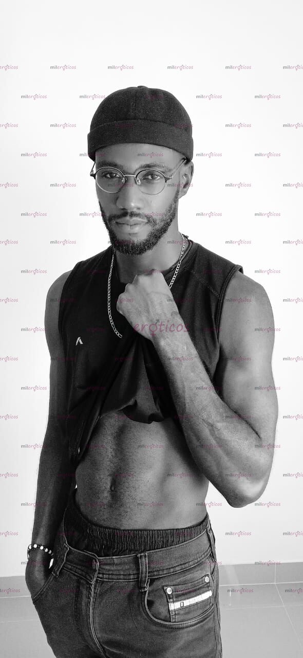 FOTOS DE HOMBRE NEGRO, ALTO, DE BUEN CUERPO Y EXCELENTE HERRAMIENTA, DE FUERTES MANOS