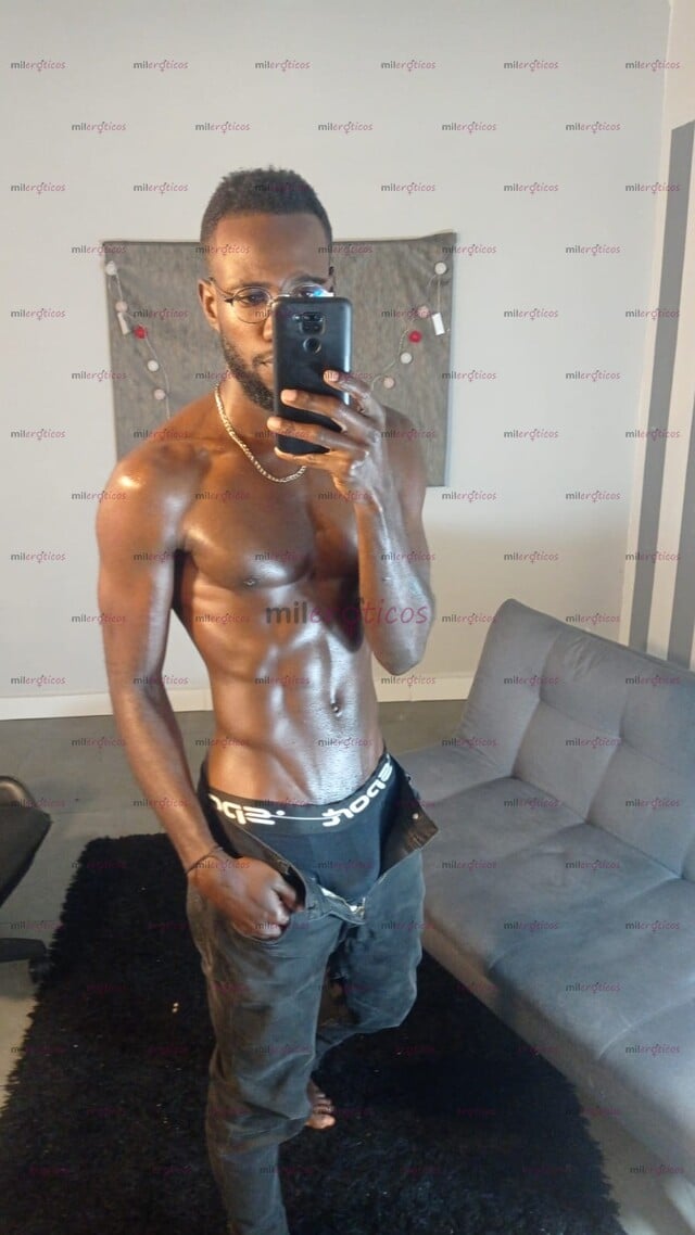 FOTOS DE HOMBRE NEGRO, ALTO, DE BUEN CUERPO Y EXCELENTE HERRAMIENTA, DE FUERTES MANOS