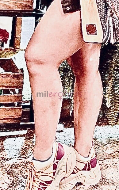 Branquinha tatuada de olhos claros e boca grande super simpatica inteligente carinhosa me visto bem e sou extremamente cheirosa nao tenho frescuras e...