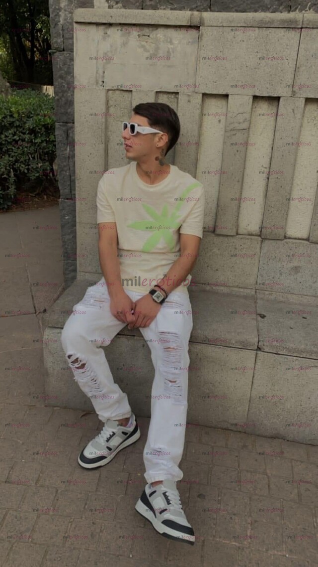 FOTOS DE CHICO EXTRANJERO RECIÉN LLEGADO CON BUENA ACTITUD