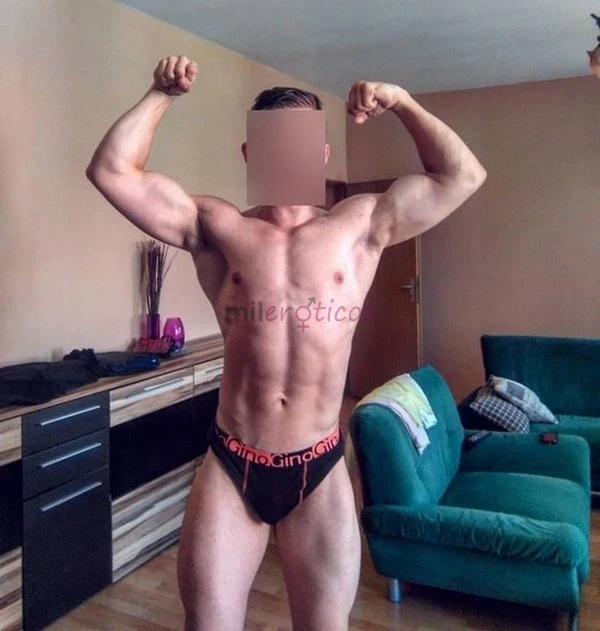 Escort masculino de lujo para mujeres y parejas heterosexual rubio de ojos azules disponible para encuentros intimos en hoteles y resorts de rio de ja...
