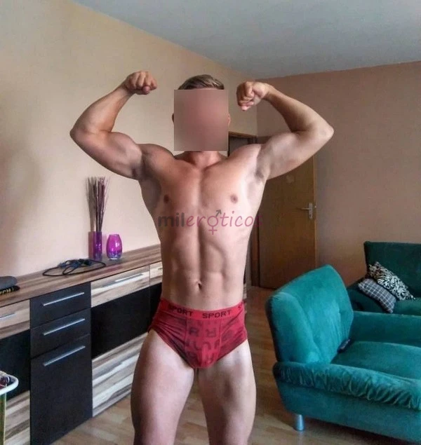 Escort masculino de lujo para mujeres y parejas heterosexual rubio de ojos azules disponible para encuentros intimos en hoteles y resorts de rio de ja...
