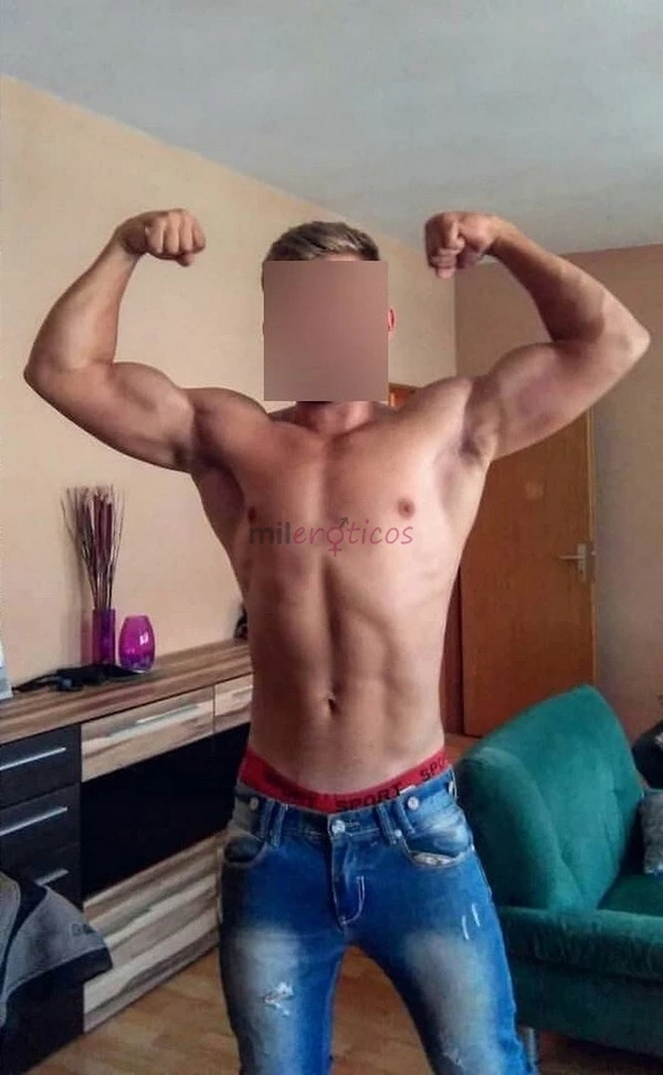 Escort masculino de lujo para mujeres y parejas heterosexual rubio de ojos azules disponible para encuentros intimos en hoteles y resorts de rio de ja...