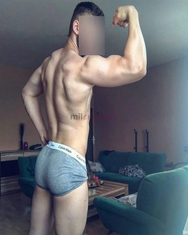Escort masculino de lujo para mujeres y parejas heterosexual rubio de ojos azules disponible para encuentros intimos en hoteles y resorts de rio de ja...