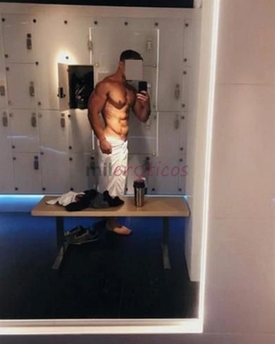 Escort masculino de lujo para mujeres y parejas heterosexual rubio de ojos azules disponible para encuentros intimos en hoteles y resorts de rio de ja...