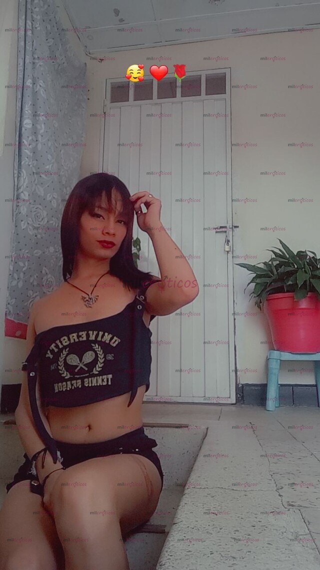 FOTOS DE CHICA TRANS MORENA DE OJOS NEGROS ADICTA