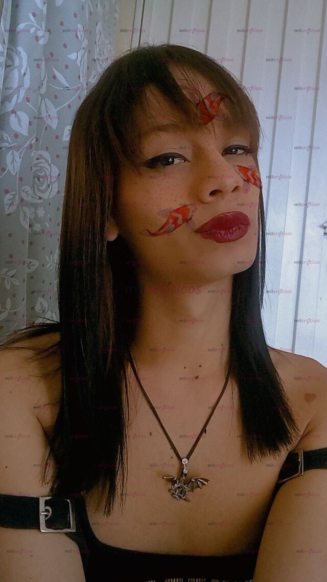 FOTOS DE CHICA TRANS MORENA DE OJOS NEGROS ADICTA