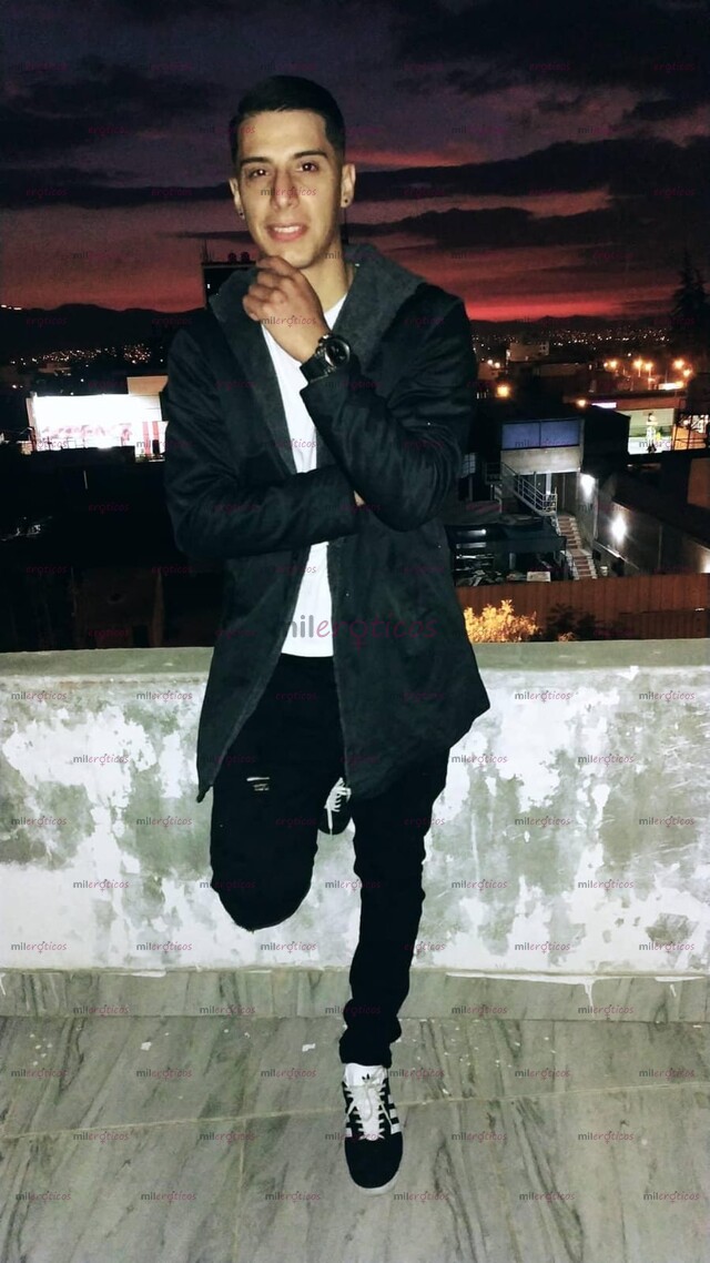 FOTOS DE CHICO EXTRANJERO RECIÉN LLEGADO CON BUENA ACTITUD