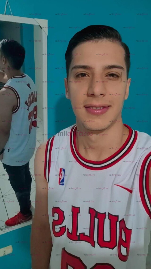 FOTOS DE CHICO EXTRANJERO RECIÉN LLEGADO CON BUENA ACTITUD
