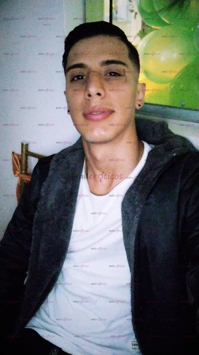 FOTOS DE CHICO EXTRANJERO RECIÉN LLEGADO CON BUENA ACTITUD