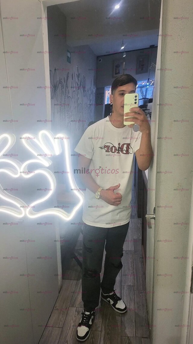 FOTOS DE CHICO EXTRANJERO RECIÉN LLEGADO CON BUENA ACTITUD