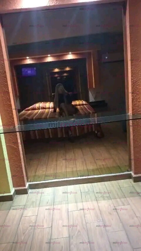 FOTOS DE JOVEN CON GRAN CARAMELO BONITA Y SUMISA COMPLACIENTE DISPONIBLE PARA SACARTE LA