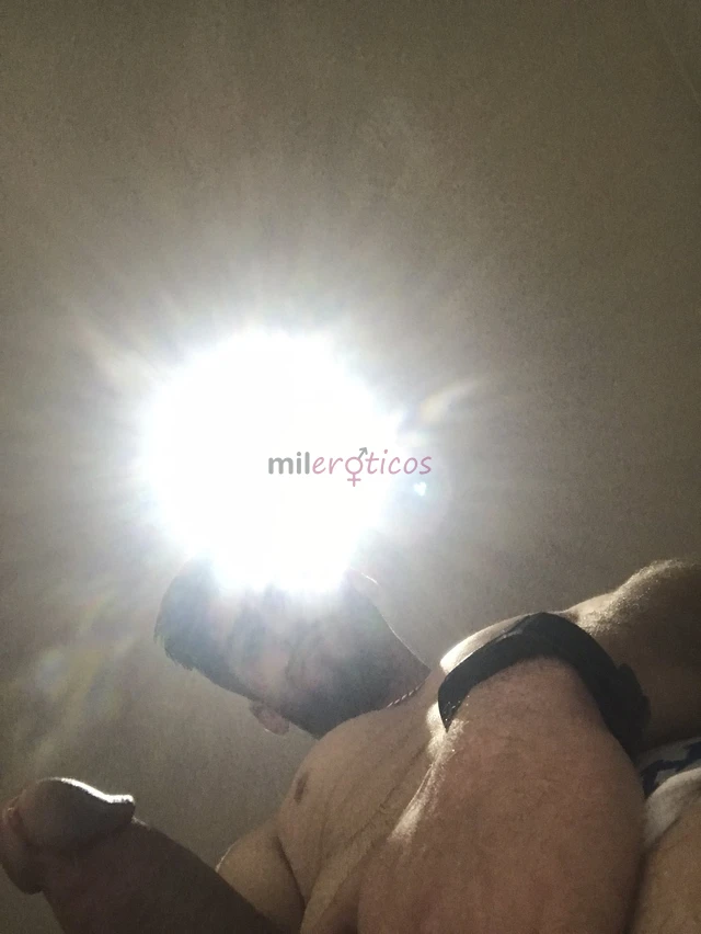 Chico varonil 25 anos chileno act con lugar 24 horasdiscreto simpatico morbos y fiestero cuanto con disponibilidad y buena ubicacion a pasos del metro...