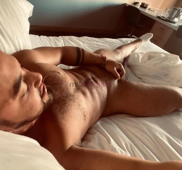 Manuel un latino venezolano chico varonil guapo y discreto muy higienico en todo versatil mas activo muy amable y agradable beso carino trato de parej...