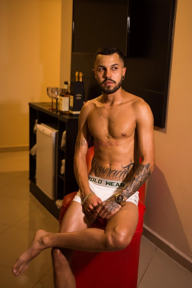 Prazer sou danilo macho ativo amo uma putaria sem frescuras dotado e bem puto na cama extremamente higienico e cheiroso todo depilado realizo fetiches...