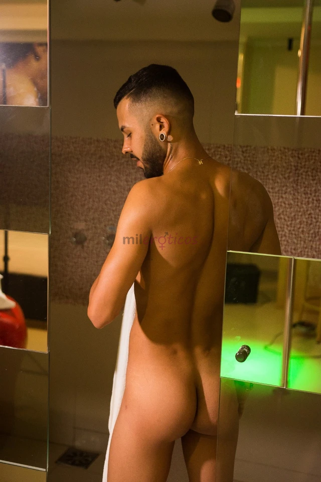 Prazer sou danilo macho ativo amo uma putaria sem frescuras dotado e bem puto na cama extremamente higienico e cheiroso todo depilado realizo fetiches...