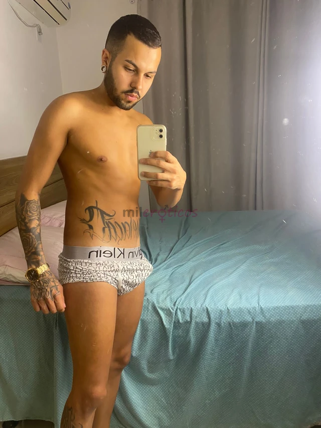 Prazer sou danilo macho ativo amo uma putaria sem frescuras dotado e bem puto na cama extremamente higienico e cheiroso todo depilado realizo fetiches...