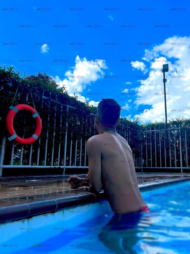 FOTOS DE JOVEN MASAJISTA , VERSÁTIL 22 CM CON SITIO INCLUIDO