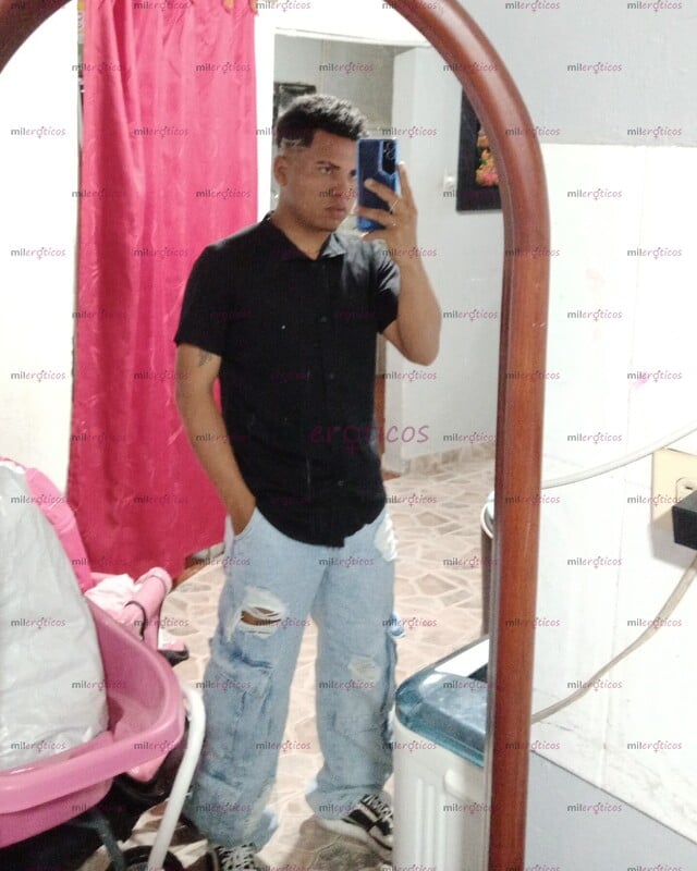 FOTOS DE HOLA SOY ANDRÉS CHICO VENEZOLANO VERGÓN DE 22 AÑOS CALIENTE LECHERO COMPLACIENTE