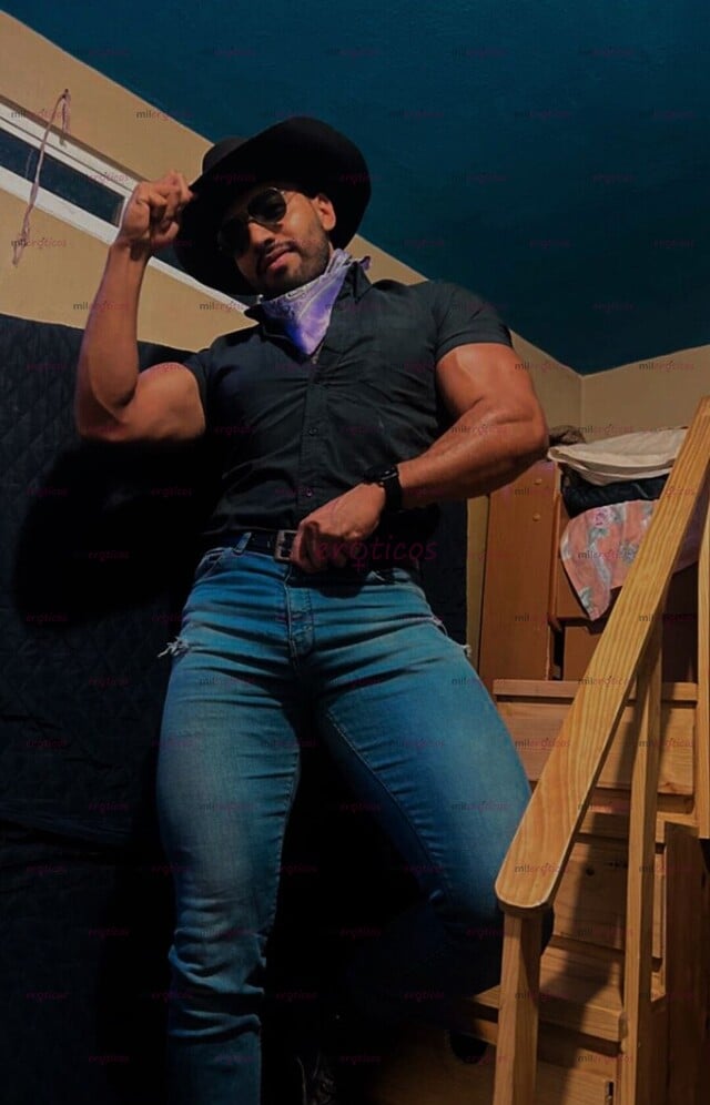 FOTOS DE GUAPO TATUADO Y ALTO DISPONIBLE PARA HACERTE COMPLACER DISFRUTA UN RICO MOMENTO