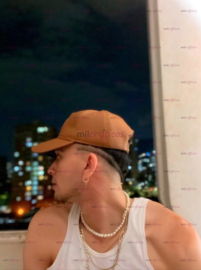 FOTOS DE JOVEN. VERGA PELUDA. DOMINANTE. LECHERO. MORBOSO FETICHISTA.