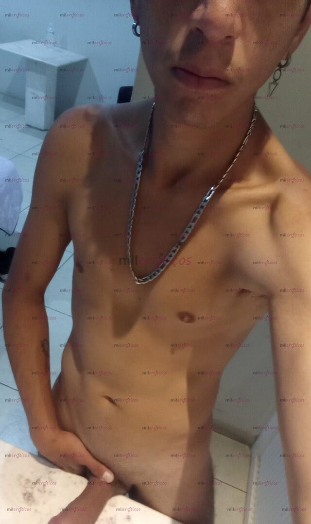 FOTOS DE DANIEL. CHICO GAY ACTIVO Y DELGADO CON BUEN PAQUETE PARA HACERTE DISFRUTAR...