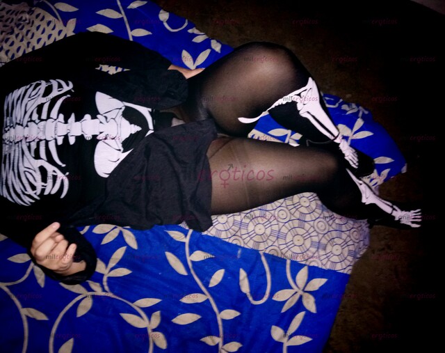 FOTOS DE SEÑORA SEXY CON UN PERRITO MORDELON LISTA PARA PASAR UN RATO RICO