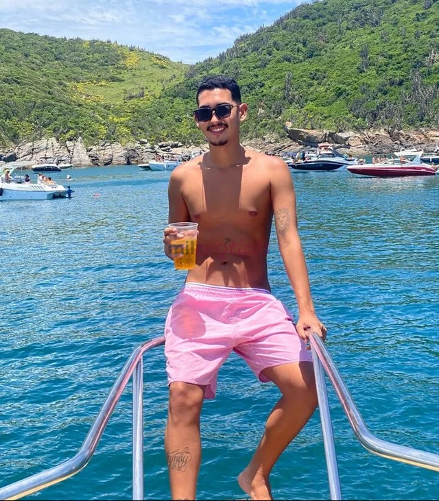 Ola me chamo theo salles tenho 24 anos sou carioca em curta temporada na cidade tenho 1 75 de altura pesando 70 kg e um dot de 20 cm estou aqui para c...