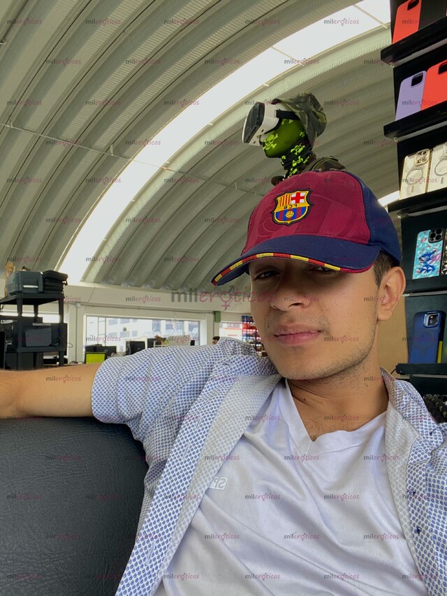 FOTOS DE JÓVEN ESTUDIANTE SERIO, ATLÉTICO, ROMANTICO