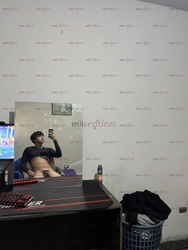 FOTOS DE SOY UN CHICO DE 20 AÑOS, MIDO 1.81 M Y TENGO 18 CM DE PURA PASIÓN.