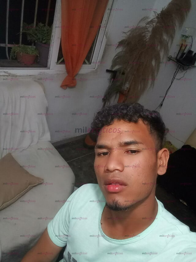 FOTOS DE CHICO LATINO VERSÁTIL BUENAS VERGA Y CULO