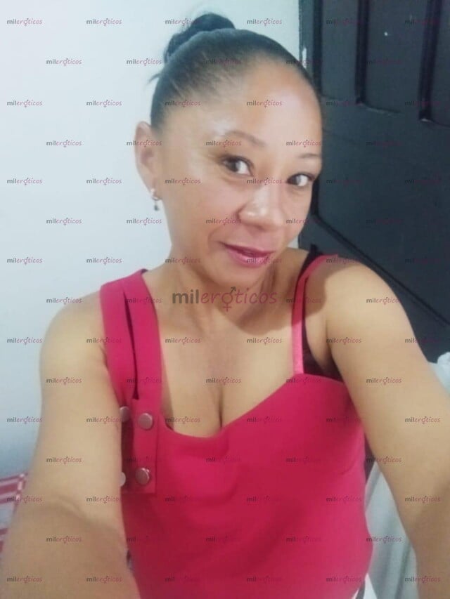 FOTOS DE MODELO DE PIEL MORENA COMPLACIENTE Y DIVERTIDO EN LA CAMA