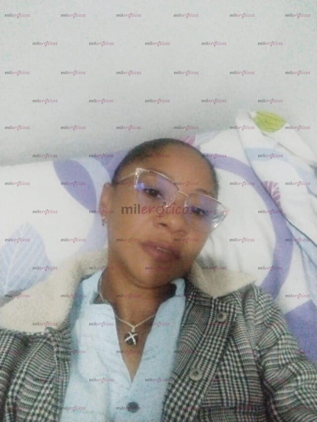 FOTOS DE MODELO DE PIEL MORENA COMPLACIENTE Y DIVERTIDO EN LA CAMA