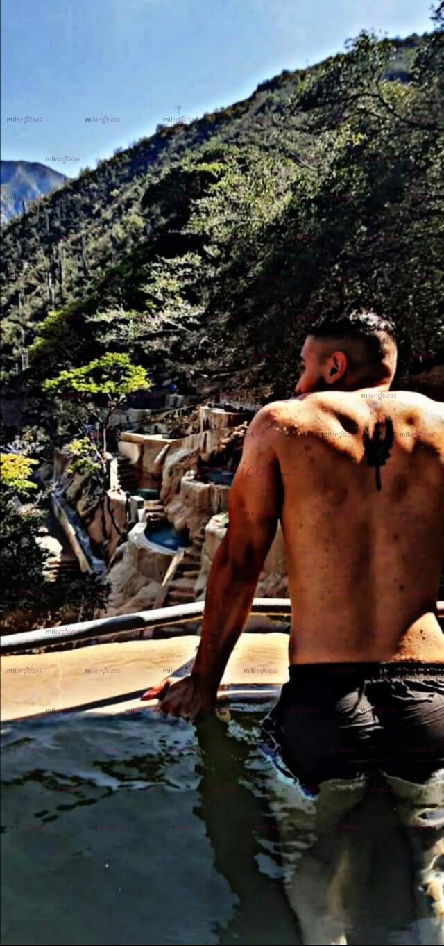 FOTOS DE CHICO TATUADO DISPONIBLE PARA PASAR UN RATO RICO Y HACERTE COMPLACER