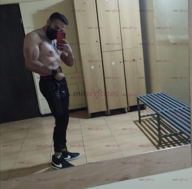 FOTOS DE CHICO TATUADO DISPONIBLE PARA PASAR UN RATO RICO Y HACERTE COMPLACER