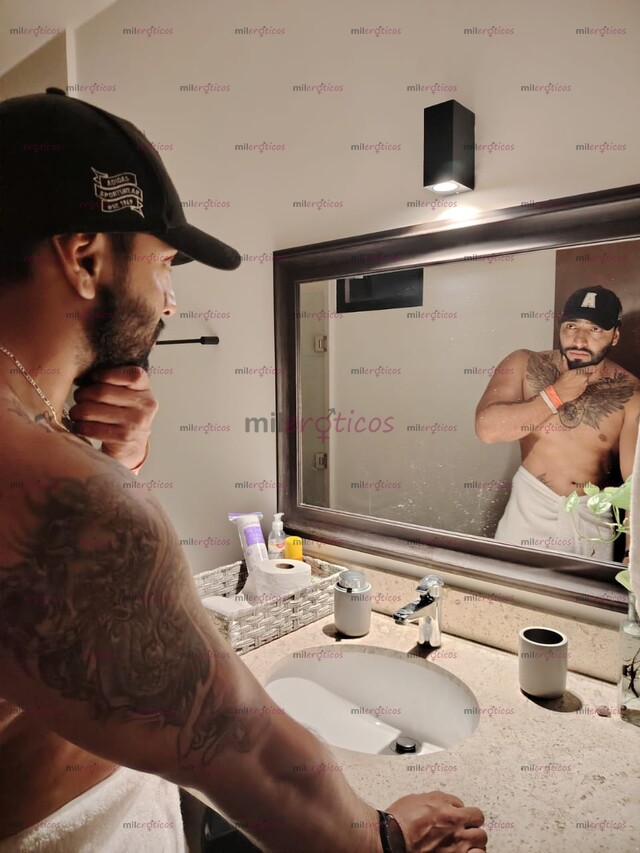 FOTOS DE CHICO TATUADO DISPONIBLE PARA PASAR UN RATO RICO Y HACERTE COMPLACER