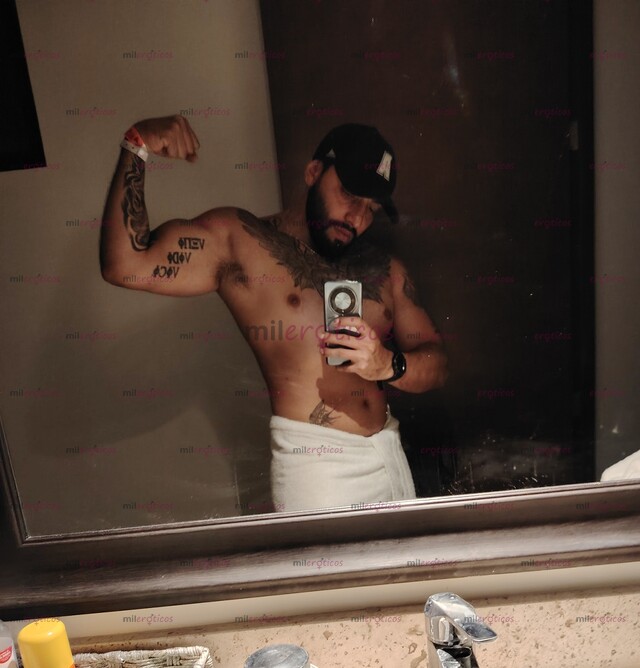 FOTOS DE GUAPO TATUADO Y ALTO DISPONIBLE PARA HACERTE COMPLACER DISFRUTA UN RICO MOMENTO