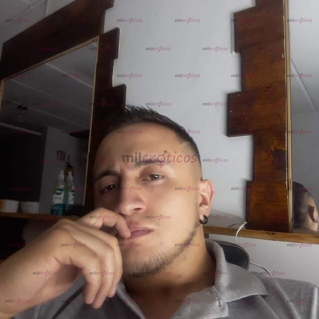 FOTOS DE TATUADO CON GRAN POLLA Y BUEN CUERPO CHICO COMPLACIENTE