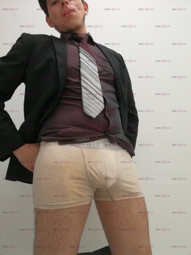 FOTOS DE JOVEN LISTO PARA PASAR UN BUEN RATO ESTA TARDE. WHATSAPP ABIERTO.