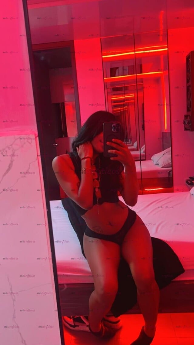 FOTOS DE SOY TATIANA UNA LINDA CHICA MORENITA JOVENCITA RICA ESTÁ LLOVIENDO