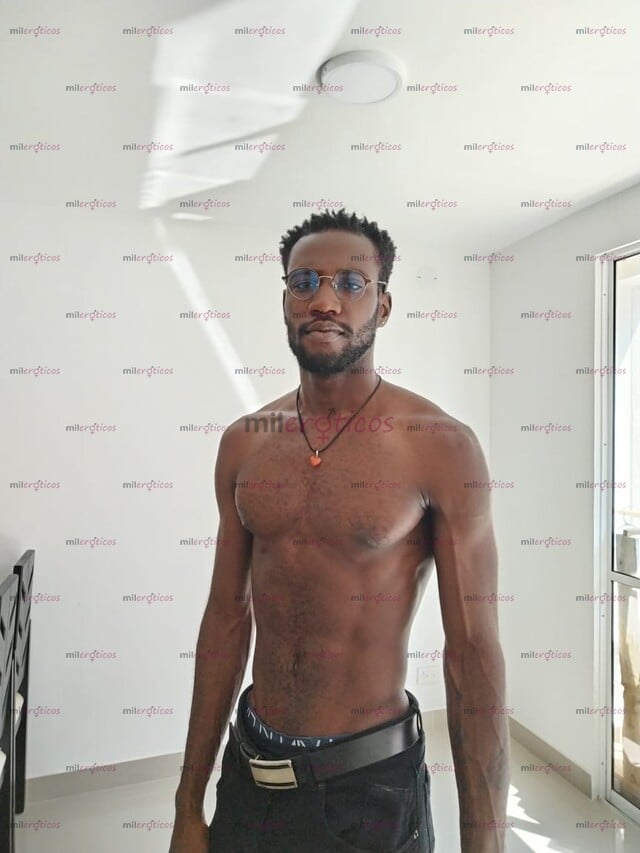 FOTOS DE NEGRO DE CUERPO ATLÉTICO, Y MANOS FUERTES PARA DARTE EL MEJOR DE LOS PLACERES