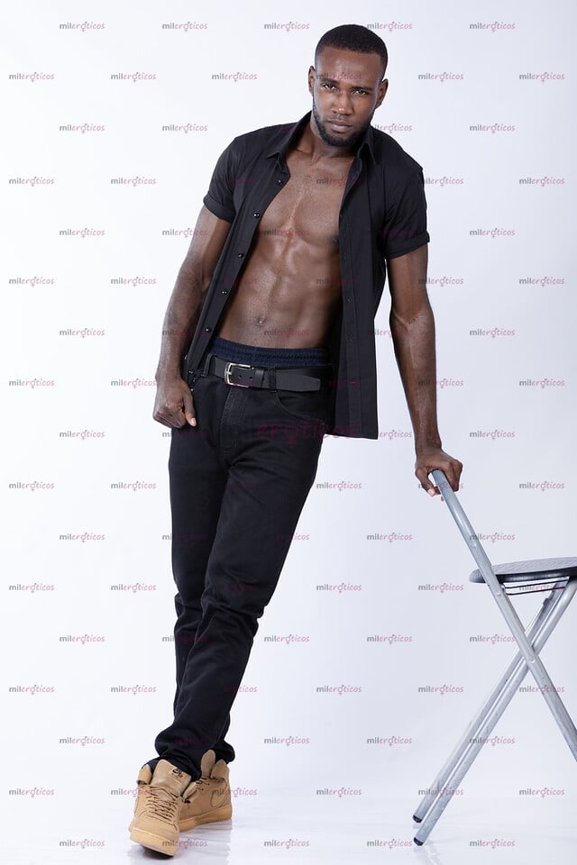 FOTOS DE NEGRO DE CUERPO ATLÉTICO, Y MANOS FUERTES PARA DARTE EL MEJOR DE LOS PLACERES