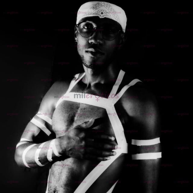 FOTOS DE NEGRO DE CUERPO ATLÉTICO, Y MANOS FUERTES PARA DARTE EL MEJOR DE LOS PLACERES