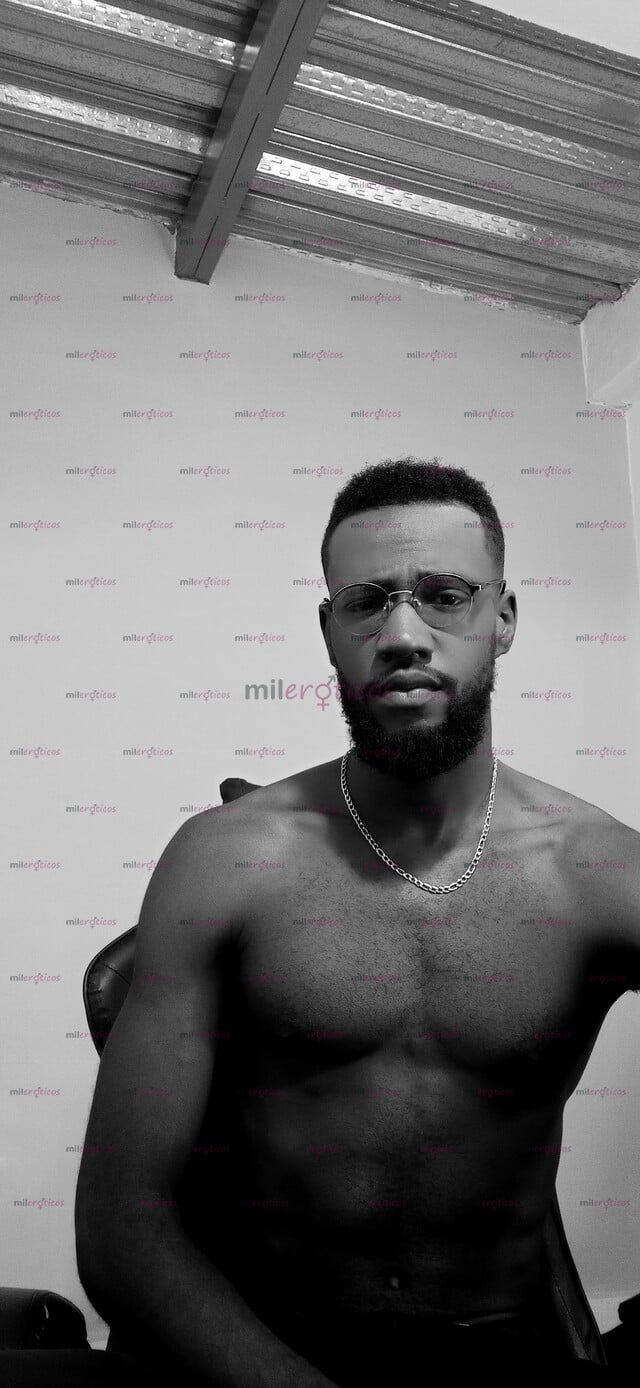 FOTOS DE NEGRO DE CUERPO ATLÉTICO, Y MANOS FUERTES PARA DARTE EL MEJOR DE LOS PLACERES