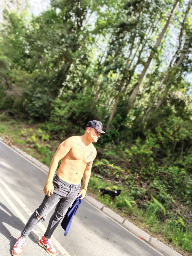 Hola que tal me llamo bryan joven chileno de 22 anos mido 1 70 cm buen cuerpo buena verga muy caliente y morboso limpio y reservado tengo sitio en el...