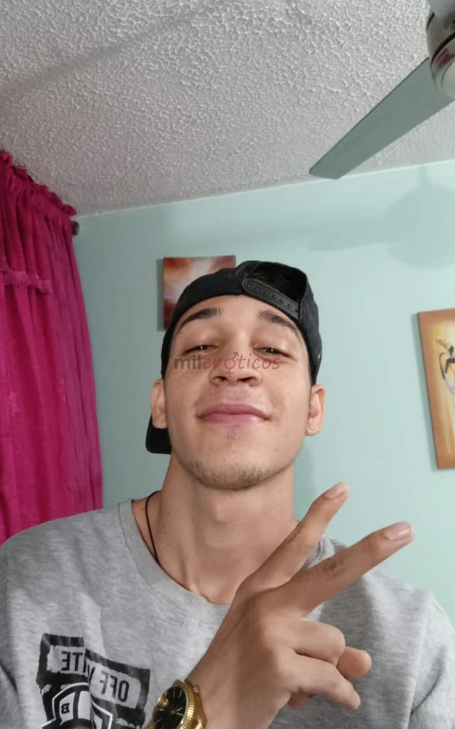 Un chico alto con un juguete complaciente no puedes olvidarte de mi llamame o escribeme la pasaremos rico vengo a pasarla bien soy de colombia me vine...