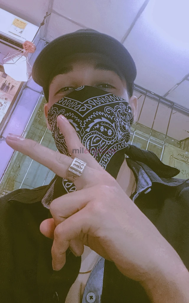 Un chico alto con un juguete complaciente no puedes olvidarte de mi llamame o escribeme la pasaremos rico vengo a pasarla bien soy de colombia me vine...