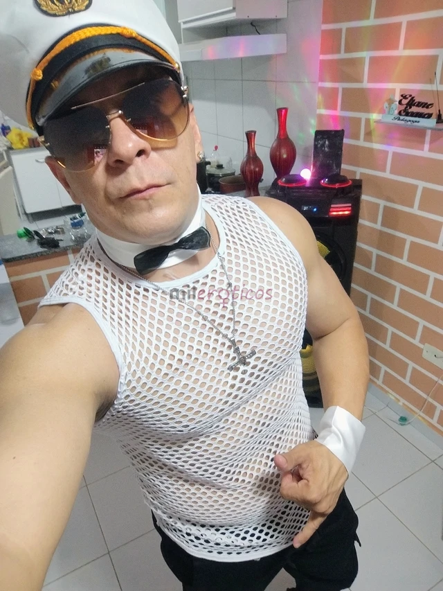 Min chamo pedro um jovem de 34 anos corpo atletico malhado danco faco performance gogoboy versatil os meus servicos mim dedico o maximo para que pese...