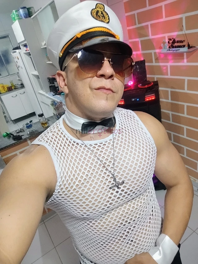 Min chamo pedro um jovem de 34 anos corpo atletico malhado danco faco performance gogoboy versatil os meus servicos mim dedico o maximo para que pese...