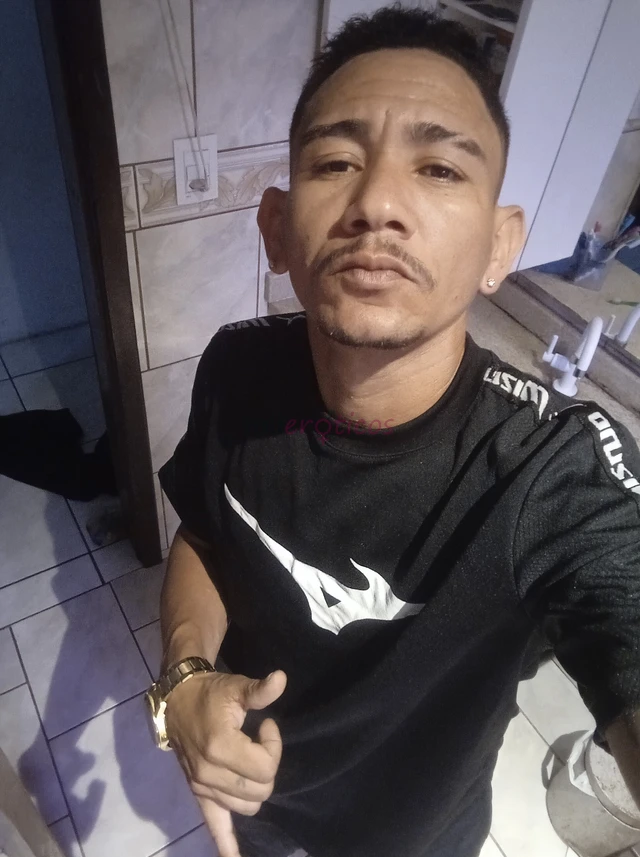 Sou moreno olhos castanhos cabelos preto nao sou gordo cheiroso e bem legal adoro coisas novas com a pessoa tenho 32 anos faco oque vc pedir se for en...